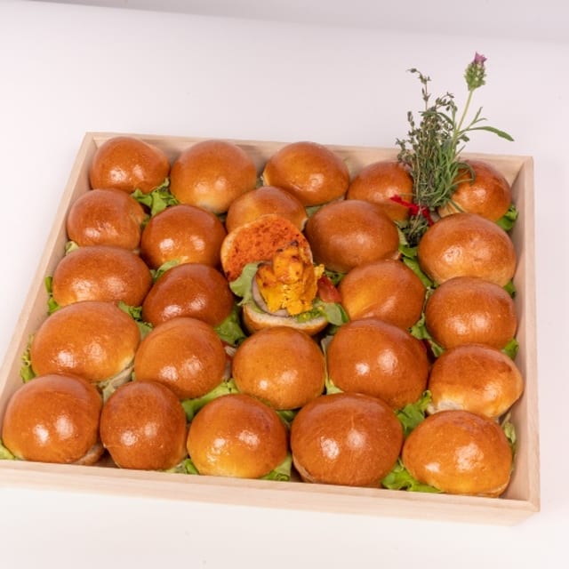Chicken Tikka Sliders (25 pieces).